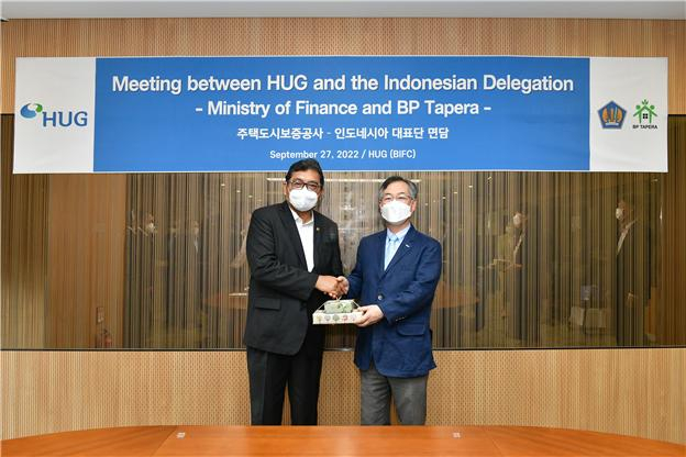 27일 HUG 부산 본사에서 권형택 HUG 사장(오른쪽)과 하디얀또(Hadiyanto) 인도네시아 재무부 국장(왼쪽)이 기념촬영을 하고 있다. /사진제공=HUG