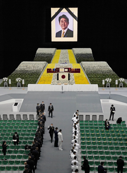 아베 신조 전 총리의 국장이 거행된 일본 도쿄의 니혼부도칸. 교도·AP·연합뉴스