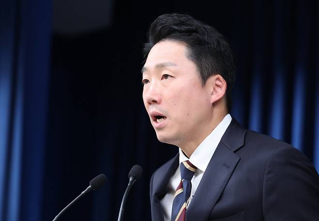 이재명 대통령실 부대변인이 지난 26일 서울 용산 대통령실 청사에서 현안 관련 브리핑을 하고 있다. [연합]
