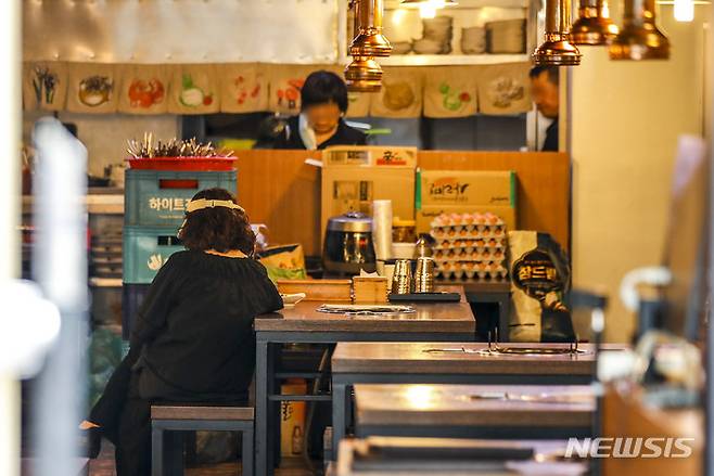 [서울=뉴시스] 정병혁 기자 = 코로나19 신규확진자가 늘어나고 있는 12일 오후 서울 중구 명동거리에 위치한 식당들이 손님을 기다리고 있다. 오미크론의 하위 변이 'BA.5'가 우세종이 되면서 감염자가 빠르게 증가하고 있다. 자영업자들 사이에서는 '사회적 거리두기' 정책 등 고강도 방역 정책이 재시행되는 것이 아니냐고 우려가 빗발치고 있다. 정부는 오는 13일 중대본 회의를 열고 여름철 재유행에 대비한 방역, 의료 대응 대책을 발표할 예정이다. 2022.07.12. jhope@newsis.com