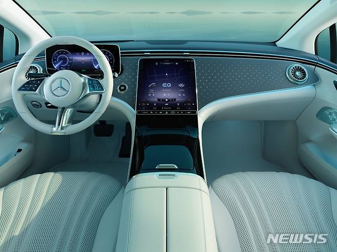 [서울=뉴시스]메르세데스-벤츠 준대형 전기 세단 '더 뉴 EQE 350+'.(사진=메르세데스-벤츠 코리아 제공) 2022.9.27 photo@newsis.com