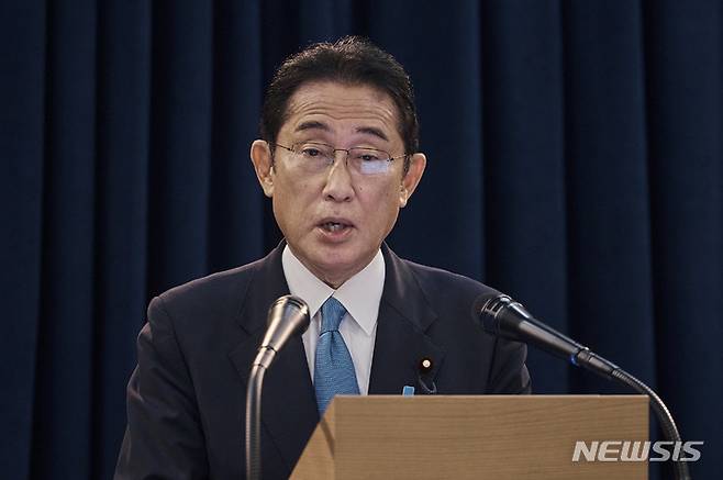 [뉴욕=AP/뉴시스]지난 22일(현지시간) 미국 뉴욕을 방문한 기시다 후미오 일본 총리가 기자회견을 가지고 발언하고 있다. 2022.09.27.