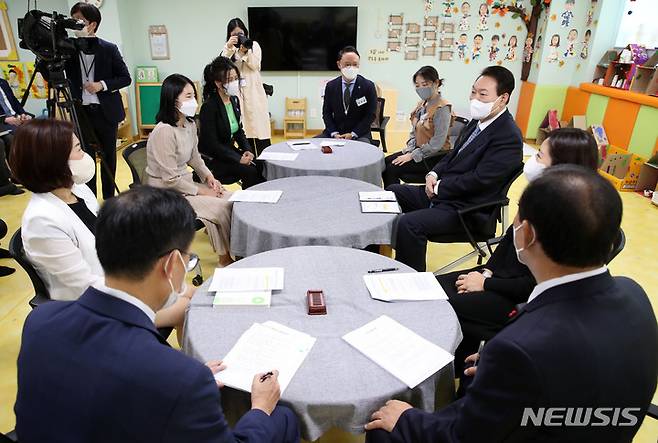 [세종=뉴시스] 전신 기자 = 윤석열 대통령이 27일 세종 도담동 아이누리 어린이집에서 영유아 가족 및 보육종사자들과 간담회를 하고 있다. 2022.09.27. photo1006@newsis.com