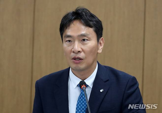 [서울=뉴시스] 이영환 기자 = 이복현 금융감독원장이 21일 오전 서울 마포구 상장회사회관에서 열린 상장기업 유관기관 간담회에 참석해 인사말을 하고 있다. 2022.09.21. 20hwan@newsis.com