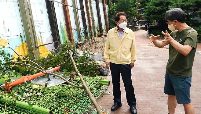 [서울=뉴시스] 조희연(왼쪽) 서울시교육감이 지난달 11일 서울 동작구 국사봉중학교를 방문해 관계자로부터 수해현장에 관련한 설명을 듣고있다.  (사진=서울시교육청 제공) 2022.09.27. photo@newsis.com *재판매 및 DB 금지