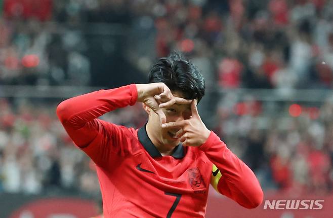 [서울=뉴시스] 조성우 기자 = 27일 오후 서울 마포구 서울월드컵경기장에서 열린 하나은행 초청 축구 국가대표 평가전 대한민국과 카메룬의 경기 전반전, 한국 손흥민이 선제골을 넣은 뒤 기뻐하고 있다. 2022.09.27. xconfind@newsis.com