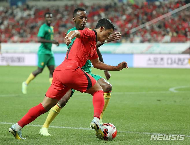 [서울=뉴시스] 조성우 기자 = 27일 오후 서울 마포구 서울월드컵경기장에서 열린 하나은행 초청 축구 국가대표 평가전 대한민국과 카메룬의 경기 전반전, 한국 황희찬이 드리블 돌파하고 있다. 2022.09.27. xconfind@newsis.com