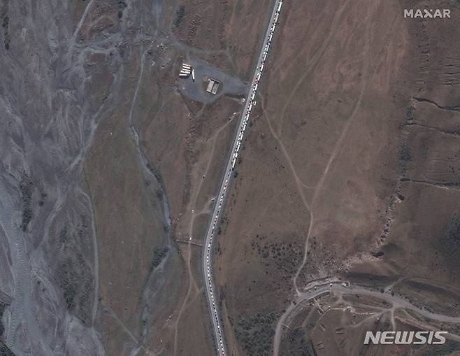 [조지아=AP/뉴시스]막사 테크놀로지가 제공한 위성사진에 26일(현지시간) 조지아와 러시아 국경 검문소 인근에 길게 늘어선 차량 모습. 2022.09.26.