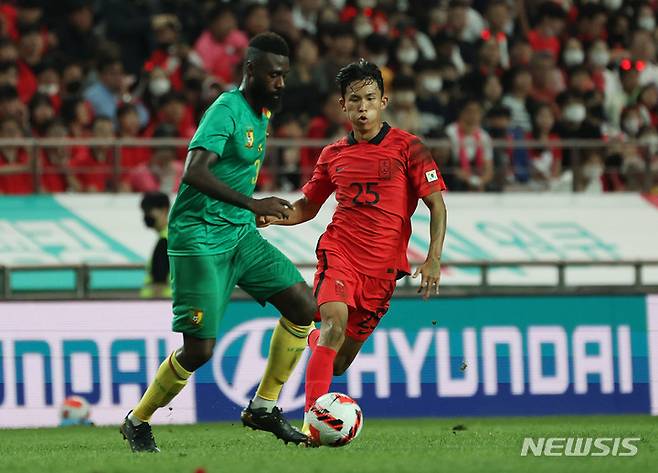[서울=뉴시스] 백동현 기자 = 27일 오후 서울 마포구 서울월드컵경기장에서 열린 하나은행 초청 축구 국가대표 평가전 대한민국과 카메룬의 경기 후반전, 정우영이 상대를 압박하고 있다. 2022.09.27. livertrent@newsis.com
