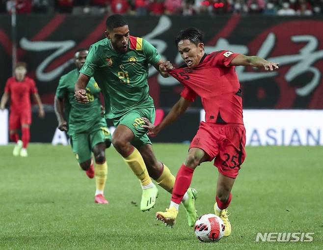 [서울=뉴시스] 김근수 기자 = 27일 오후 서울 마포구 서울월드컵경기장에서 열린 하나은행 초청 축구 국가대표 평가전 대한민국과 카메룬의 경기, 대한민국 정우영이 드리블을 하고 있다. 2022.09.27. ks@newsis.com