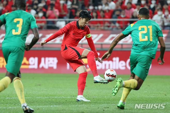 [서울=뉴시스] 조성우 기자 = 27일 오후 서울 마포구 서울월드컵경기장에서 열린 하나은행 초청 축구 국가대표 평가전 대한민국과 카메룬의 경기 전반전, 한국 손흥민이 볼터치를 하고 있다. 2022.09.27. xconfind@newsis.com