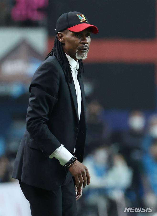 [서울=뉴시스] 조성우 기자 = 27일 오후 서울 마포구 서울월드컵경기장에서 열린 하나은행 초청 축구 국가대표 평가전 대한민국과 카메룬의 경기 후반전, 카메룬 리고베르 송 감독이 경기를 지켜보고 있다. 2022.09.27. xconfind@newsis.com