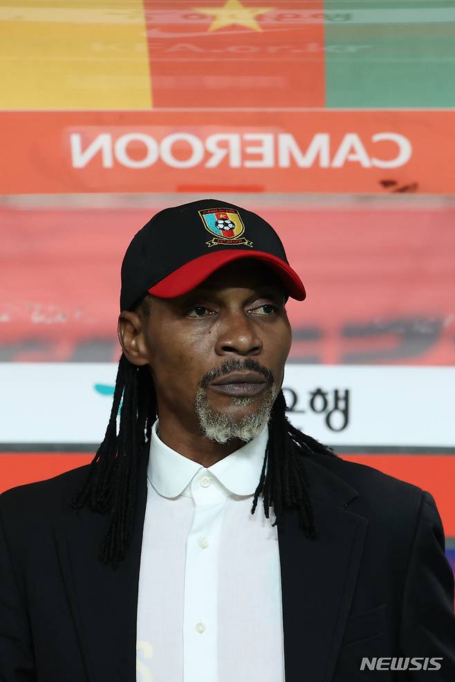 [서울=뉴시스] 조성우 기자 = 27일 오후 서울 마포구 서울월드컵경기장에서 열린 하나은행 초청 축구 국가대표 평가전 대한민국과 카메룬의 경기, 카메룬 리고베르 송 감독이 국가를 부르고 있다. 2022.09.27. xconfind@newsis.com