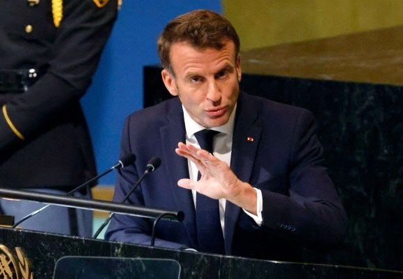에마뉘엘 마크롱 프랑스 대통령이 지난 20일(현지시간) 미국 뉴욕에서 열린 유엔 총회에 참석해 러시아, 그리고 블라디미르 푸틴 러시아 대통령을 비난하는 연설을 하고 있다. 뉴욕=AFP연합뉴스
