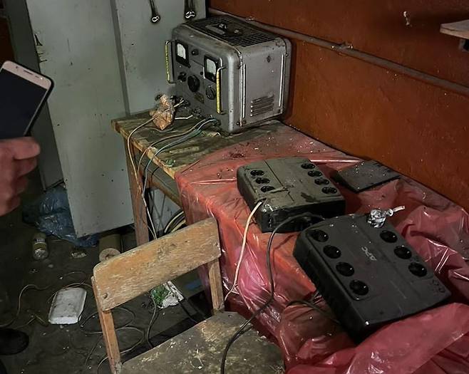 우크라이나 당국이 발견했다고 주장한 러시아가 사용한 고문실의 모습