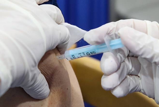 작년 12월10일 오후 서울 서대문구 동신병원 예방접종센터에서 한 시민이 모더나 백신으로 추가접종(부스터샷)을 받고 있다. ⓒ연합뉴스