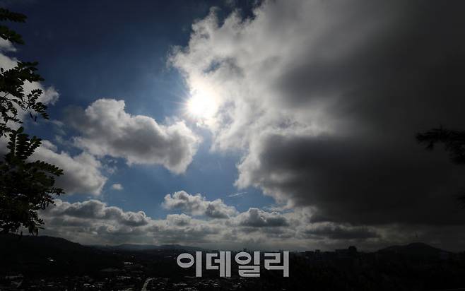 서울 시내 하늘에 먹구름과 파란 하늘이 보이고 있다. (사진=뉴시스)