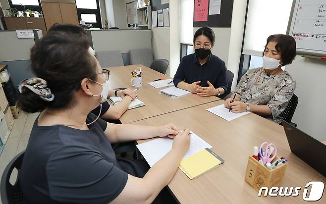 14일 서울 마포구 서교동 주민센터에서 위기가구 발굴 활동에 참여하고 있는 지역 관계자들이 참석해 간담회를 진행하고 있다. . 2022.9.14/뉴스1 ⓒ News1 구윤성 기자