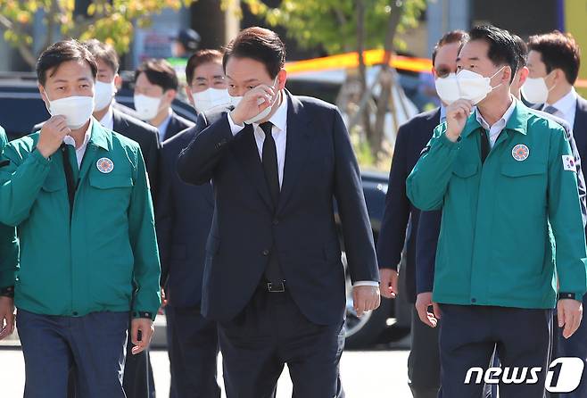 윤석열 대통령이 27일 오후 7명의 사망자가 발생한 대전 유성구 용산동 현대아울렛 화재 현장에 마련된 희생자 합동분향소로 향하며 눈가를 훔치고 있다. 2022.9.27/뉴스1 ⓒ News1 김기태 기자