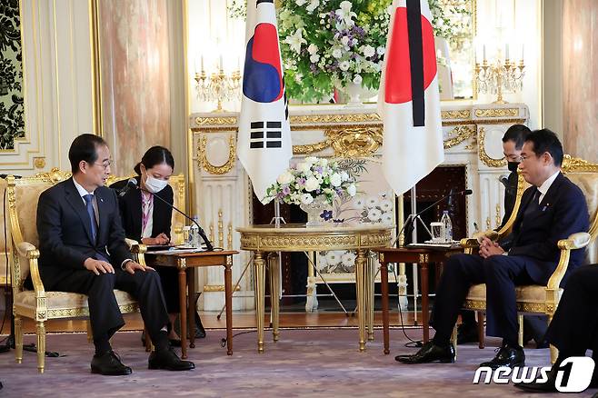 한덕수 국무총리(왼쪽)가 28일 일본 도쿄 아카사카 영빈관에서 기시다 후미오 총리와 대화하고 있다. 2022.9.28/뉴스1 ⓒ News1 박지혜 기자