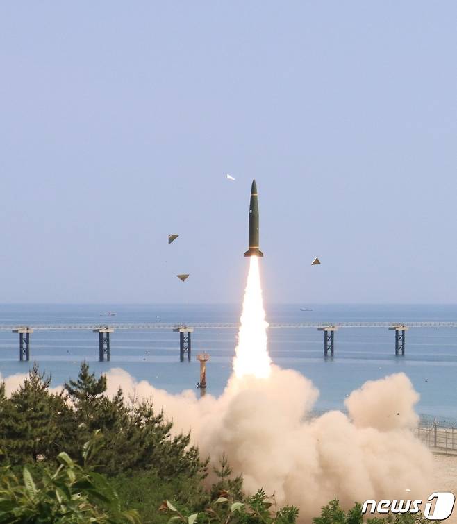 북한이 25일 동해상에 ICBM(대륙간탄도미사일)을 발사한 것으로 알려진 가운데 우리 군이 '현무-Ⅱ', 미군이 ATACMS 등 지대지미사일을 1발씩 동해상으로 발사하며 대응했다. 사진은 현무-2가 발사되는 모습. (합동참모본부 제공) 2022.5.25/뉴스1