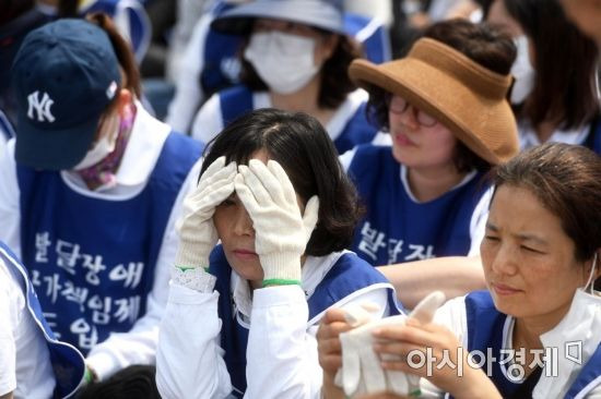 전국장애인부모연대 관계자들이 30일 서울 종로구 광화문 북측광장에서 집회를 열고 발달장애인과 가족의 권리 보장 및 발달장애 국가책임제 도입을 촉구하고 있다. /문호남 기자 munonam@