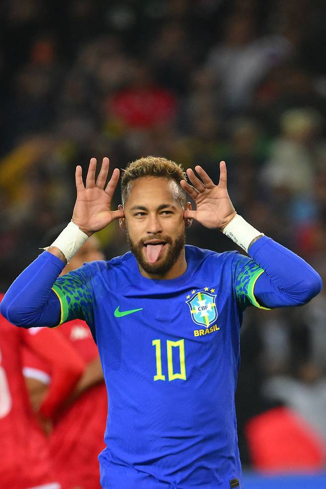 브라질의 네이마르가 28일 프랑스에서 벌인 튀니지와의 평가전에서 골을 넣은 후 세리머니하고 있다.AFP 연합뉴스