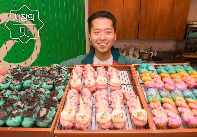 26일 오전 11시쯤, 서울 마포구 연남동 '꽈페' 매장 1층. 이준호 사장이 이날 아침에 만든 꽈배기들을 앞에 두고 웃고 있다. 꽈페는 당일 제조, 당일 판매를 원칙으로 한다./고운호 기자