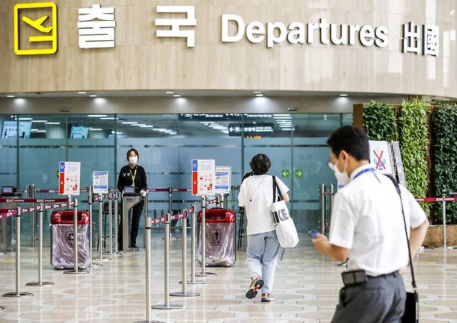 28일 오후 서울 강서구 김포국제공항 국제선 출국장을 찾은 여행객이 출국수속을 밟고 있다. /뉴시스