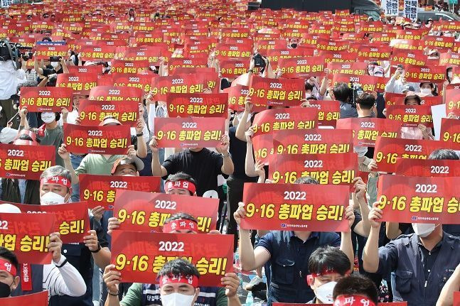 한국노총 전국금융산업노동조합이 16일 서울 종로구 광화문 세종로 사거리 앞에서 총파업 결의대회를 하고 있다. ⓒ데일리안 김민호 기자