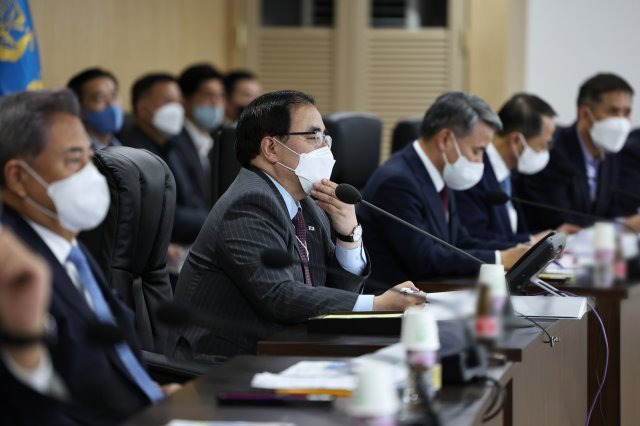 김성한 국가안보실장이 28일 오후 용산 대통령실 국가위기관리센터에서 북한의 단거리 탄도미사일 2발 발사와 관련, 긴급 국가안전보장회의(NSC) 상임위원회를 주재하고 있다. (대통령실 제공) 뉴스1