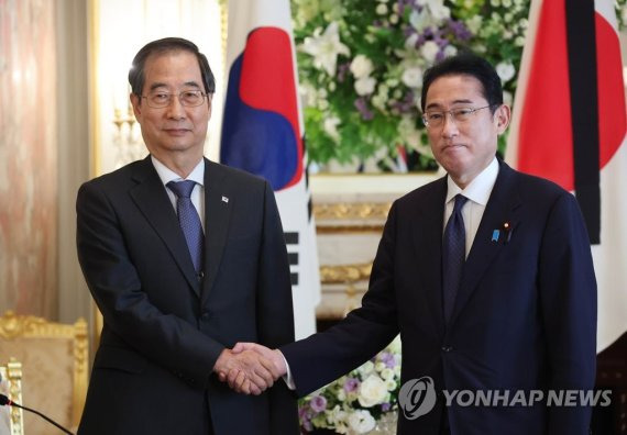 한덕수 국무총리가 28일 일본 도쿄 아카사카 영빈관에서 기시다 총리를 만나 악수하고 있다. 연합뉴스