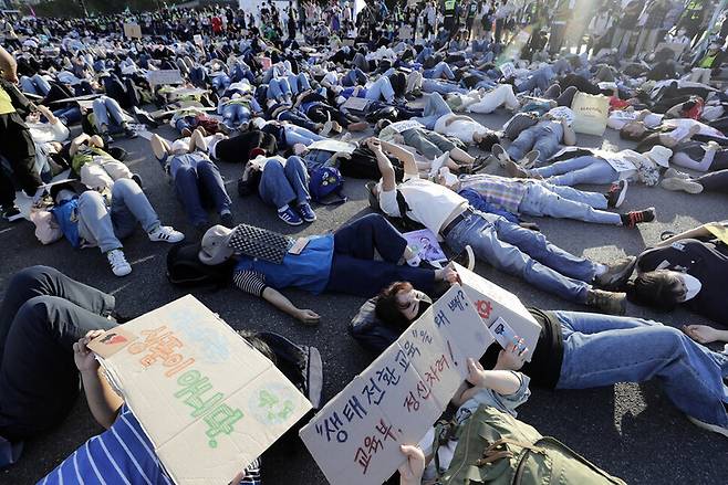 ‘기후재난, 이대로 살 수 없다’는 주제로 ‘9·24기후정의행진’ 행사가 열린 지난 24일 오후 행진 참가자들이 서울 광화문 세종로 도로에 누워 다이-인(die-in) 시위를 하고 있다. 김명진 기자