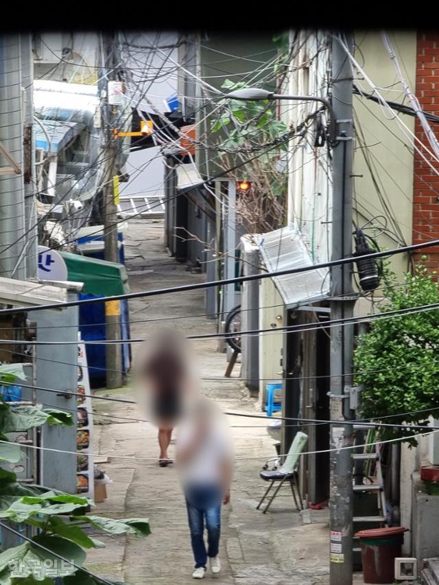 15일 서울 영등포구 타임스퀘어 인근 성매매 집결지 수도골목 풍경. 골목 오른편으로 '휘파리방'이라 불리는 성매매 업소가 몰려 있다. 서재훈 기자