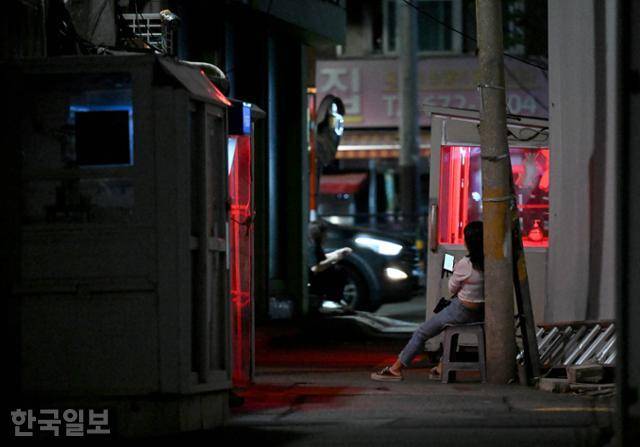 15일 서울 영등포구 타임스퀘어 인근 수도골목 어귀에서 한 성매매 여성이 손님을 기다리고 있다. 서재훈 기자