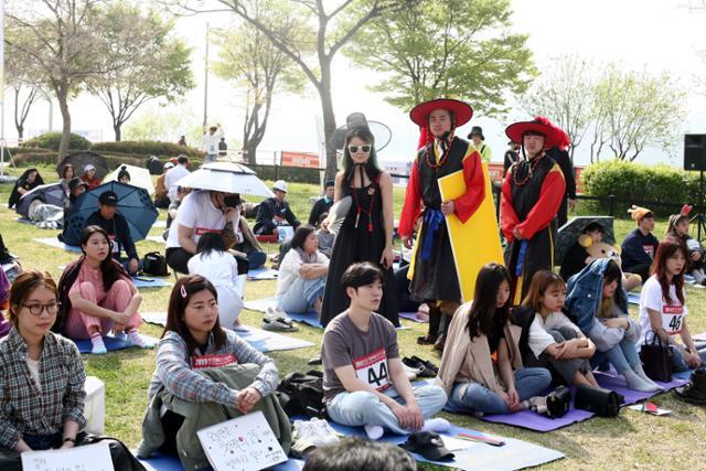 2019년 서울 한강공원에서 시민들이 '한강 멍때리기 대회'에 참가하고 있다. 서울시 제공