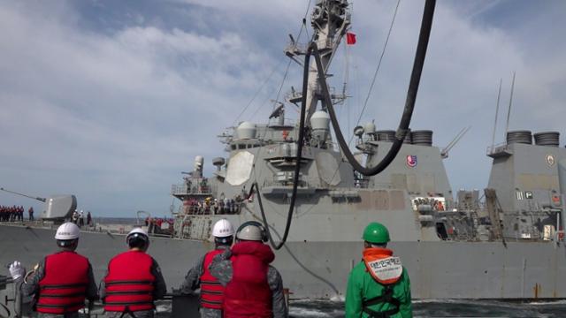 28일 오전 동해상에서 한미 해군 간 연합 기동군수훈련이 열리고 있다. 해군 제공