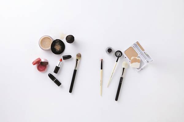 화장품은 냉장보관을 최대한 피하고 유통기한을 잘 지켜야 하며, 화장도구는 1주일마다 세척해야 한다./사진=헬스조선 DB
