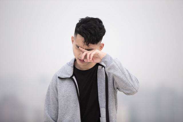 눈이 뿌옇게 흐려지는 증상은 대부분 안구건조증 때문이지만 증상이 오래가거나 통증이 동반된다면 안질환을 의심해볼 수 있다./사진=클립아트코리아