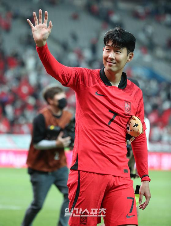 파울루 벤투 감독이 이끄는 한국 축구대표팀이 27일 오후 서울월드컵경기장에서 카메룬과 평가전을 펼쳤다. 대표팀이 전반 손흥민의 헤딩골로 1-0으로 승리했다. 경기종료후 손흥민이 팬들에게 인사하고있다. 서울월드컵경기장=정시종 기자 capa@edaily.co.kr /2022.09.27.