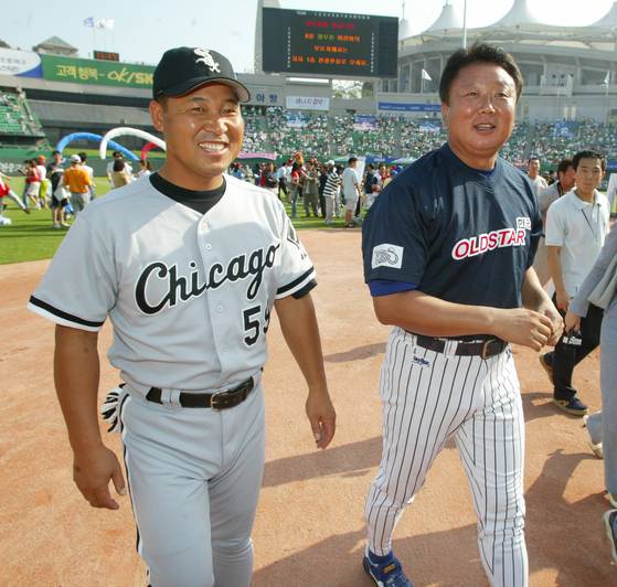 2002년 올스타전에서 열린 20주년 올스타로 선정된 이만수 시카고 화이트삭스 코치와 선동열 당시 KBO 홍보위원. IS 포토