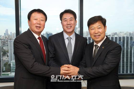 지난 26일 일간스포츠 창간 53주년 사진전 '스포츠, 함께 울고 함께 웃다' 개막식에 참석한 선동열(왼쪽부터)·김시진·이만수 전 감독. 정시종 기자