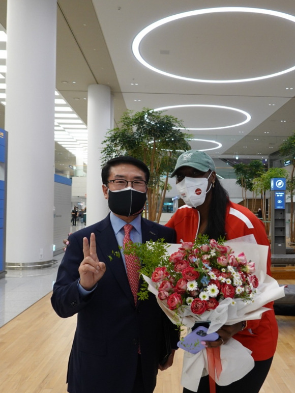 페퍼저축은행 니아 리드가 27일 인천공항을 통해 입국했다. 입국 수속을 마친 뒤 김형실 페퍼저축은행 감독(왼쪽)과 기념 촬영하고 있다. [사진=페퍼저축은행 배구단]