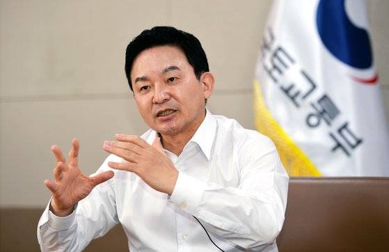 원희룡 국토교통부 장관이 19일 오후 정부세종청사 장관 집무실에서 중앙일보와 단독 인터뷰하고 있다. 프리랜서 김성태