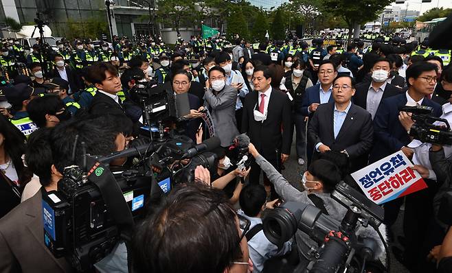 윤석열 대통령의 비속어 발언을 보도한 MBC가 ‘조작보도’를 했다며 국민의힘 의원들이 28일 오전 서울 마포구 MBC 본사를 항의 방문했다. (뉴시스)