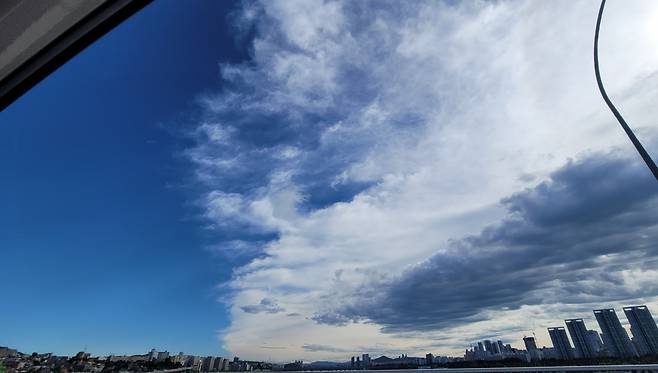 지난 19일 오전 서울 반포대교에서 바라본 도 서울 도심 위로 절반은 푸른하늘이, 절반은 구름이 뒤덮고 있다.[사진제공=연합뉴스]