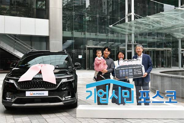 포스코가 28일 서울 강남구 포스코센터에서 네쌍둥이를 출산한 김환 포스코 사원에게 9인승 승합차를 선물했다. 김씨 부부의 큰딸 우리, 김씨, 부인 박두레 씨, 양원준 포스코 경영지원본부장(왼쪽부터) 등이 차량 전달식을 진행한 뒤 환하게 웃고 있다. [사진 제공 = 포스코]