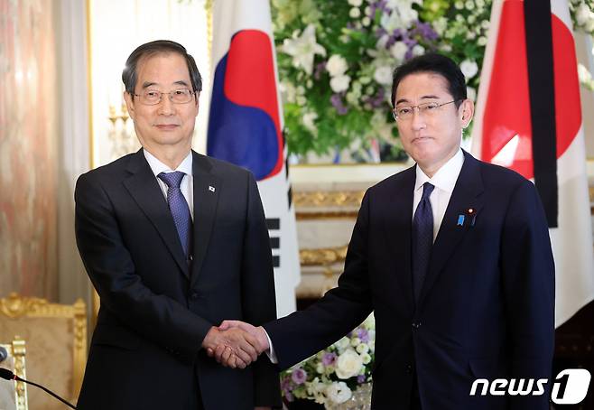 한덕수 국무총리가 28일 일본 도쿄 아카사카 영빈관에서 기시다 총리와 면담에 앞서 악수를 나누고 있다. /사진=뉴스1