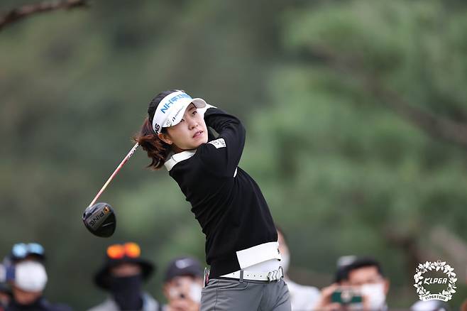 [서울=뉴시스] 이영환 기자 = 25일 충북 청주 세레니티CC에서 열린 OK금융그룹 박세리 인비테이셔널 파이널라운드, 박민지가 1번홀에서 티샷을 하고 있다.  (사진=KLPGA 제공) 2022.09.25. photo@newsis.com *재판매 및 DB 금지