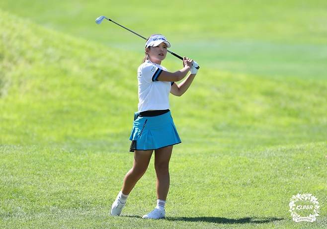 [서울=뉴시스] 김근수 기자 = 송가은이 12일 오후 경기 포천에 위치한 몽베르CC에서 열린 '대유위니아 MBN 여자오픈'의 1R에서 1R 9번홀 아이언샷을 하고 있다. (사진=KLPGA/박준석 제공)  2022.08.12. photo@newsis.com *재판매 및 DB 금지